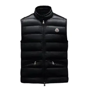 Moncler väst i storlek L passar både man o kvinna,säljs pga den inte passar mig 