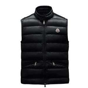 Moncler väst  - Moncler väst i storlek L passar både man o kvinna,säljs pga den inte passar mig 