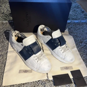 Valentino garavani skor - Säljer mina sjukt snygga valentino skor som inte längre kommer till användning men de har mycket kvar att ge. Tillkommer: endast skorna Hör av er vid eventuella frågor.