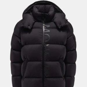 MONCLER MAURES LOGO JACKET - Säljer denna fina moncler jacka åt min pojkvän. Köptes på NK i Göteborg förra julen för 13999. Skicket är perfekt, kvitto/tagg finns. INGA BYTEN
