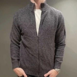 Massimo Dutti cardigan - Säljer en superfin Massimo dutti cardigan i bra skick! 