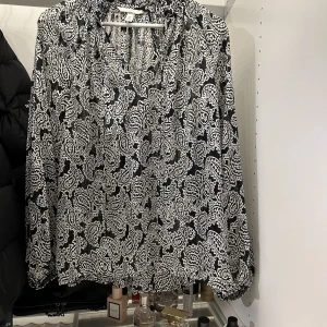 Blus - Snygg blus från h&m i strl S (använd 1 gång)💕