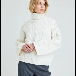 Stickad tröja  - Kabelstickad tröja från bikbok. Använd en del men inga skador osv lite nopprig 