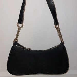 Hm, axelremsväska - En axelremsväska från HM. Bra skick! 