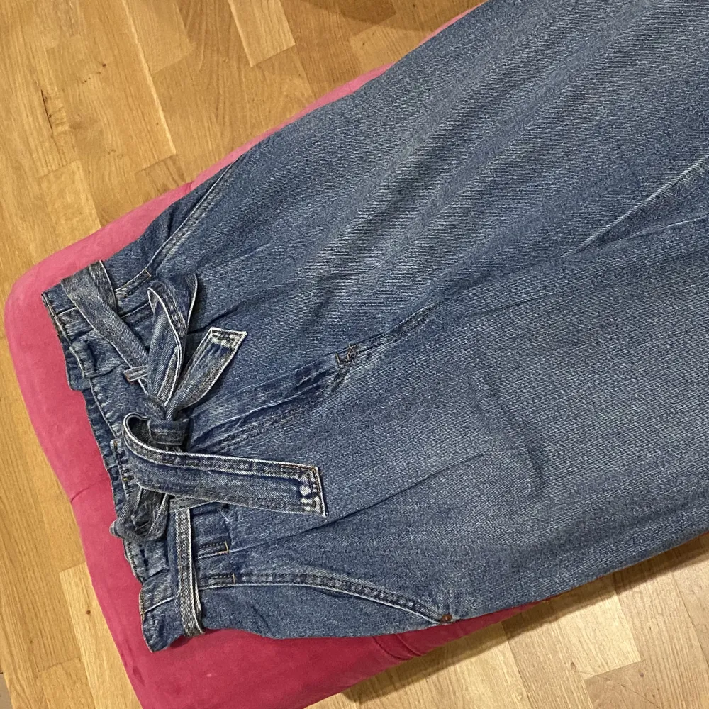 Jeans med knytning från H&M, använda endast en gång och därför nyskick. Storlek XS/34. Jeans & Byxor.