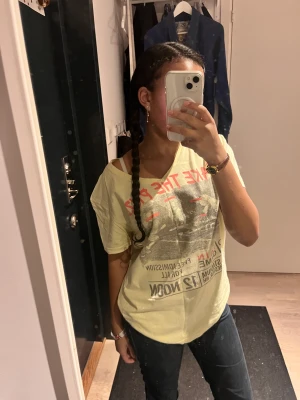 T shirt med tryck  - En sjukttttt snygg t shirt med tryck med en ljus gul färg samt lite röda och svarta detaljer!💛🤗😋