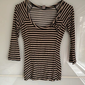 Skärningar  - Snygg ringad topp med flera delar som sitter super fint efter figuren. Ballerina topp🩰 36 men mer som en XS. 4 delars skärning runt kroppen