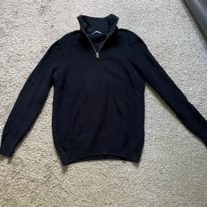 Zara half zip  - Säljer denna cardigan Half Zip. Har knappt använt den och den är i ny skick. Ny pris 500 kr. Mitt pris 250 kr