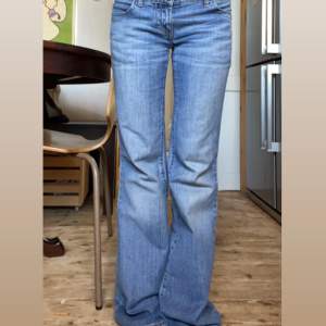 Fornarina Lågmidjade bootcut jeans  38cm midja rätt över, 80cm innerbensmåttet, snygg wash, inga defekter 
