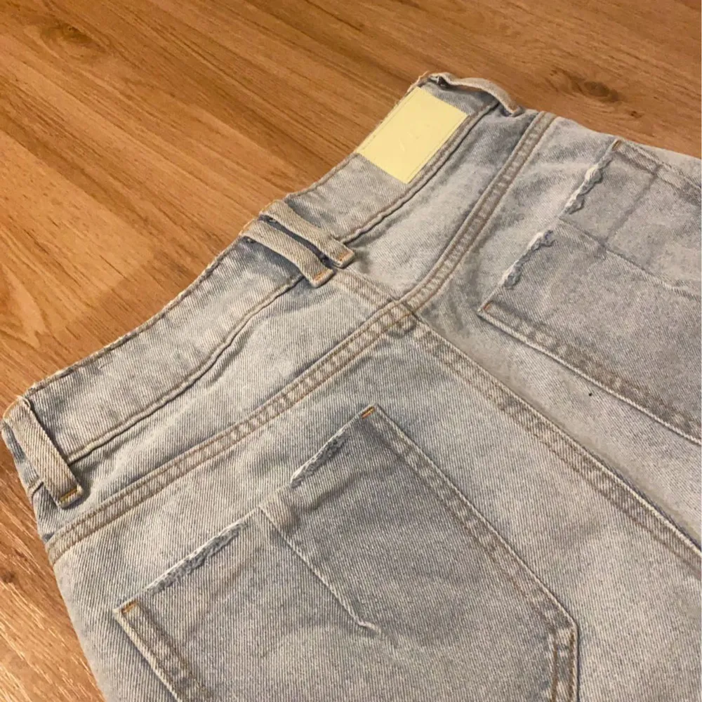 Blåa bredbenta (high waist) jeans, ifrån Zara. Köptes förra året och använda ett par gånger. Säljer då dem inte kommer till användning längre. Nypris: 599kr. Jeans & Byxor.