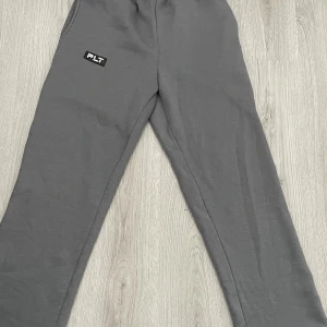 Plt byxor - Beställde dom här byxorna och de var för stora  Byxorna är oandvända  Storlek M Byxorna är stora i storleken