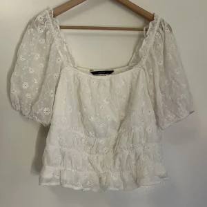 Topp - Söt topp ifrån vero Moda aldrig använd. Luren i storlek brukar ha M men fick gå upp en storlek pga den inte är stretchiga runt om midjan.