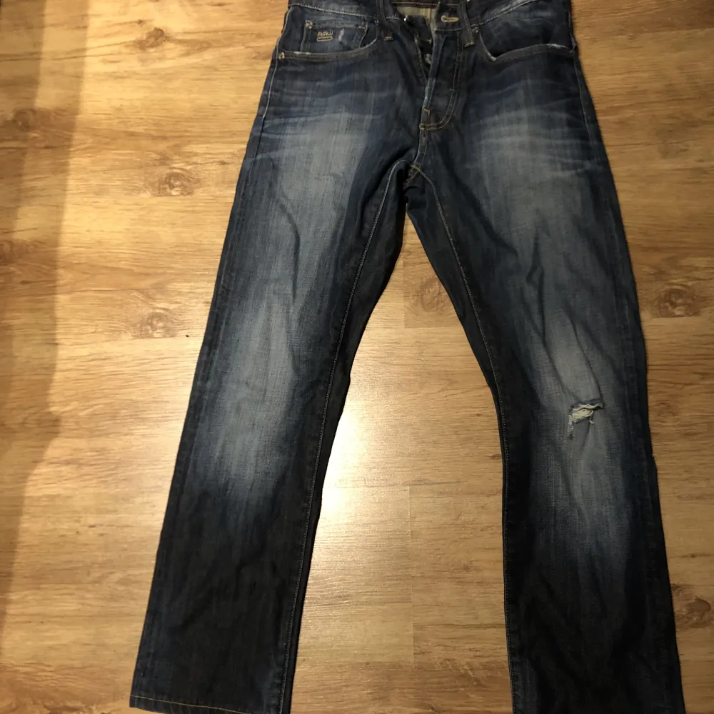 G Star jeans för endast 169 kr. Bra skick andvänt 1-2 ggr bredd 29 längd 32, stora i storleken. Jeans & Byxor.