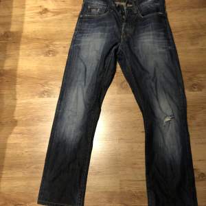 G Star jeans för endast 169 kr. Bra skick andvänt 1-2 ggr bredd 29 längd 32, stora i storleken