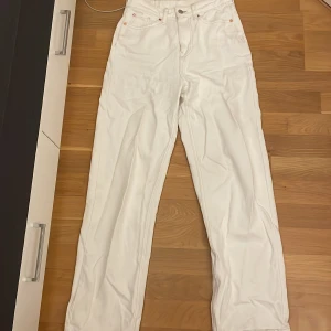 Vita jeans - Hw jeans från hm i storlek 36. Försmå för mig och kanot använda. Det är några lila fläckar på byxorna som troligtvis grå bort i tvätten 