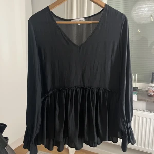 Blus  - Super fin svart blus från second Female! Nästan aldrig använd, köpt för 300kr säljer för 95kr🖤