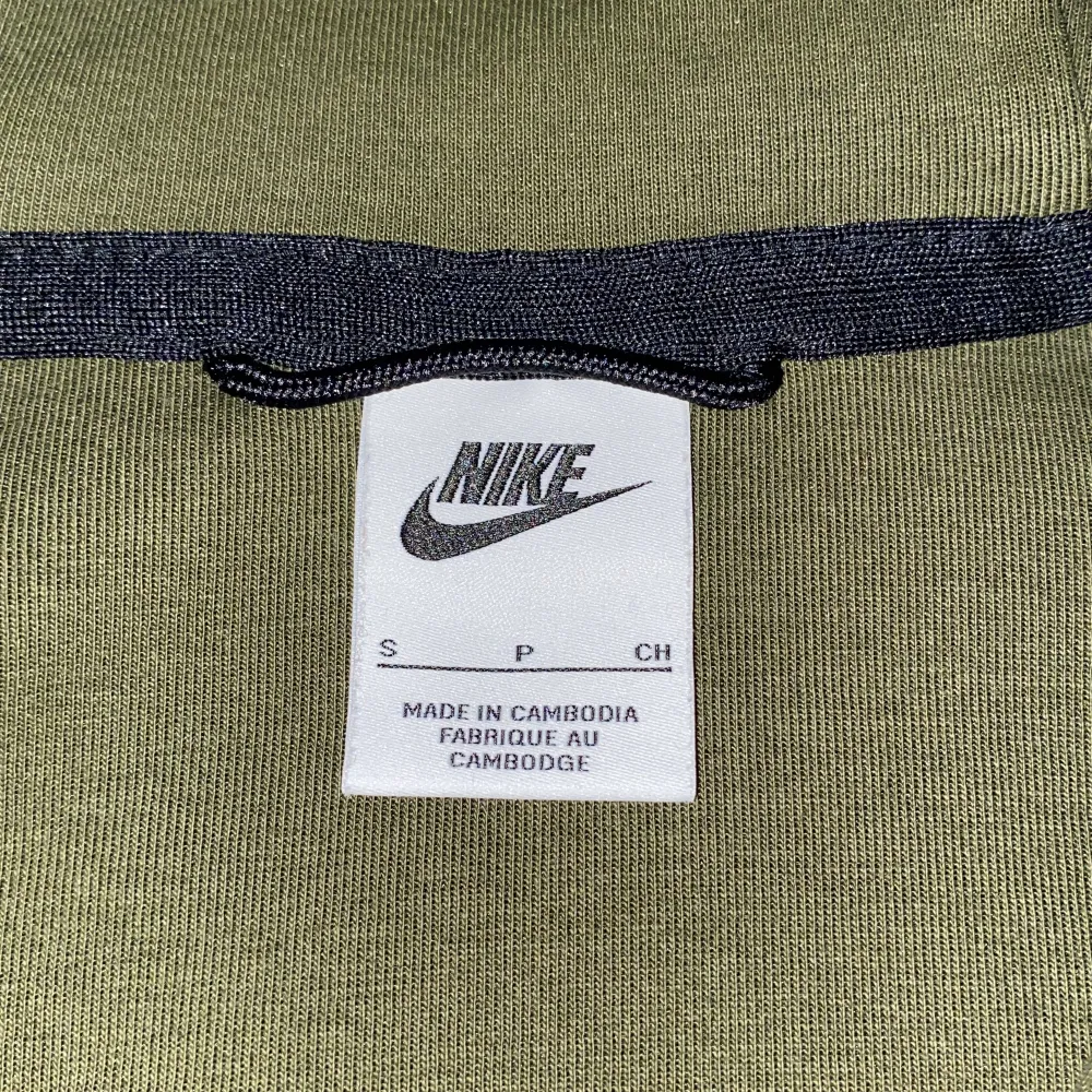 Säljer min Nike tech fleece då den nästan aldrig blev använd, perfekt skick. Priset ej hugget i sten så skriv vid funderingar . Hoodies.
