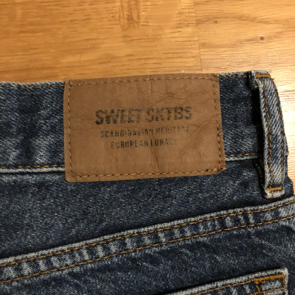 Säljer ett par Sweet Sktbs Big Skate jeans i storlek xxs. De är dock väldigt stora i storleken och passar även xs och s. Är köpta på Junkyard för 700 och är använda några gånger men väldigt bra skick. Pm för funderingar👍. Jeans & Byxor.