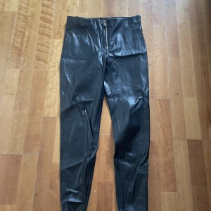 Zara fejkskinnbyxor  - Snygga fejk-skinnbyxor, aldrig använda 