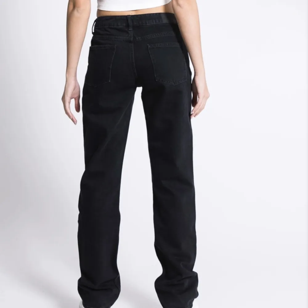 Sjukt snygga lågmidjade jeans från Lager 157 i modellen ”Icon” (skriv för fler bilder). Säljer då jag redan har ett par. Nypris 400kr 🤍 i storlek xss men passar mig som brukar ha XS/S då de töjer ut sig lite efter ett tag 😊. Jeans & Byxor.