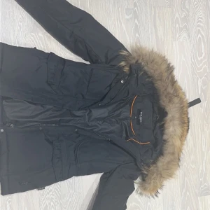 HOLLIES Vinter Jacka - Hollies vinter jacka, den är i ny sick med äkta päls.   