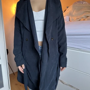 Blå trenchcoat - Blå tunn trenchcoat, materialet liknar mocka. Sparsamt använd❤️
