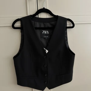 Kläder  - Kläderna är nya och aldrig använda, kläderna är i storlek S