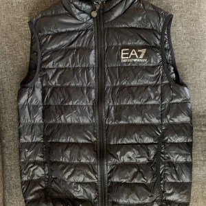 EA7 väst - Svart tunn dunväst från Armani EA7 nyskick  Köpt för 1300kr Säljs för 800 Naturligtvis äkta 