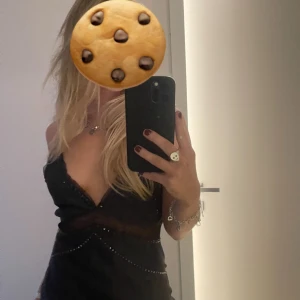 Zara klänning - Säljer min jättefina zara klänning endast använd en gång. Jätte fina nitade detaljer samt att den ej säljs länge. Passar S och M