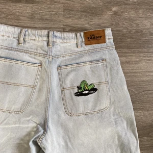 Butter jeans - Ett par Butter jeans. Storlek 32, very baggy fit. En vit fläck på sista bilden. Kom dm vid frågor. Färgen är typ jätte ljusblå/vit nästan  Mått:  • midja 43cm • Ytterben längd ca 103cm • Innerben 73.5cm • Benöppning 23cm
