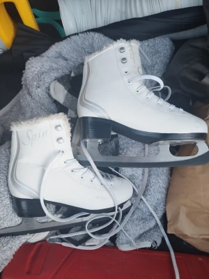 Skridskor  - Skridskor märket spin. Stl 34