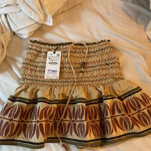 Jättefin oanvänd kjol ifrån zara, endast testad på. Köpt för 500kr inbyggda skjorts på insidan. Perfekt till en stickad tröja eller till en topp