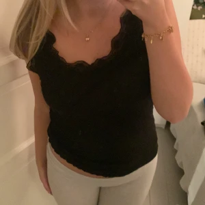Svart spetslinne  - Så fint spetslinne från hm i storlek M❤️