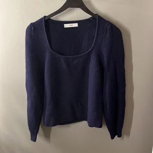 Stickad tröja - Blå ribbstickad tröja köpt från ellos. 