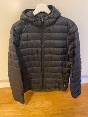 Ralph Lauren dunjacka - Säljer min Ralph Lauren dunjacka i storlek Large, passar även Medium. Fint skick, inga hål eller skavanker  Nypris över 3000kr Säljes för 1500kr eller bud.  Hämtas i Örnsköldsvik eller skickas på köparens bekostnad.