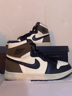 Jordan 1 mocha - Köpt från plick för 1599 säljer för 1000 inget problem med dom funkar perfekt bara ett litet håll på baksidan av ena skon