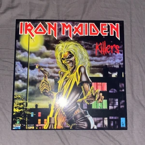 Iron maiden vinylskiva - Aldrig lyssnat på alla låtar. Inplastningen medföljer. Köpte den för 250kr, säljer för 100kr💕