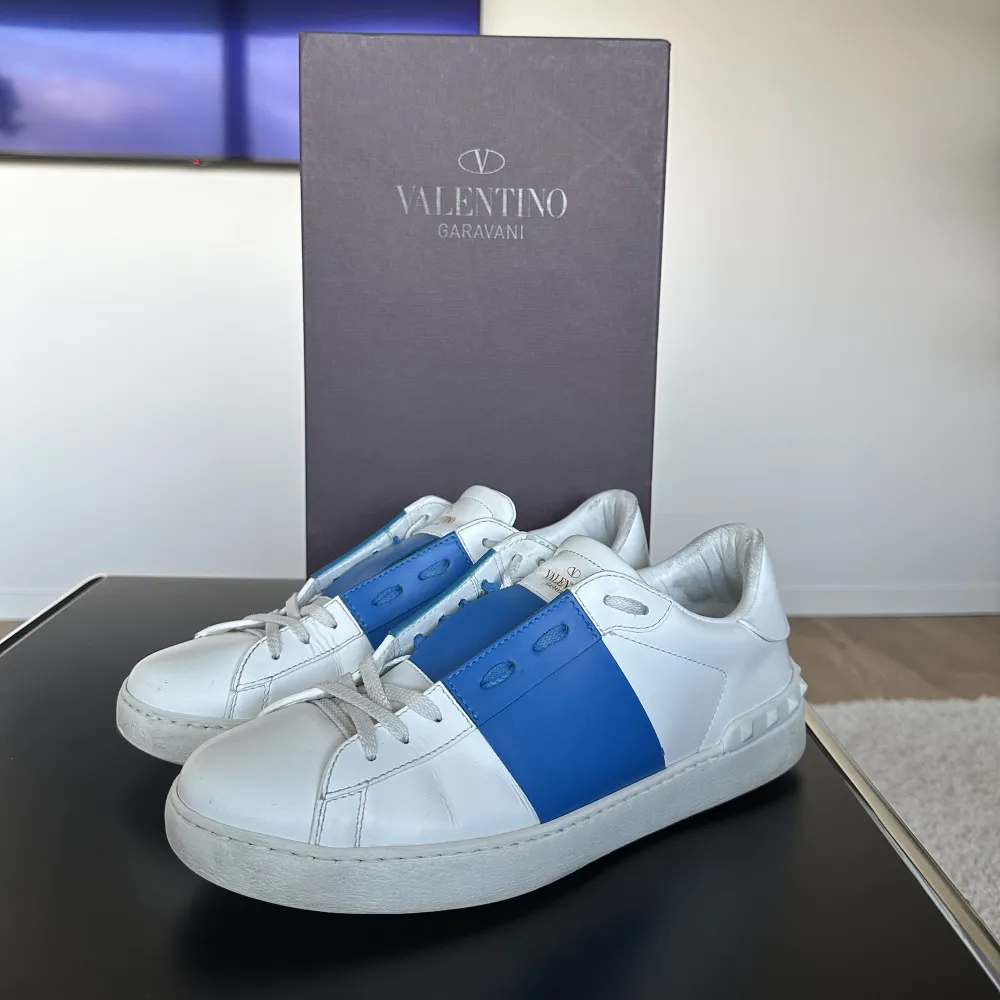 Ljus blåa Valentino Open Sneakers som jag köpte för ett tag sedan men fått lite användning. En rare färg samt väldigt sparsamt använda 8,5/10. Inga defekter i färg någonstans och lädret i bra skick Kvitto finns och original låda. Pris kan diskuteras. . Skor.