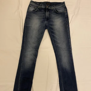 Nudie jeans - Nudie jeans i bra skick, snygg fade. Storlek 32/34. 