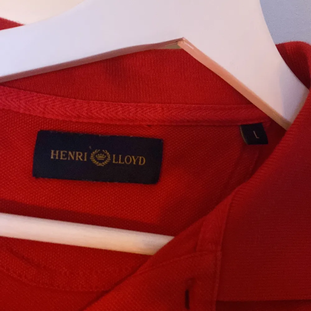 Tja! Säljer en riktigt fet röd henri Piké tröja som är fräsch nu till sommaren☀️🌊 Skick 10/10 Ny pris - 1100kr Vårat pris- 350kr Skicka meddelande vid frågor! 💫. Skjortor.