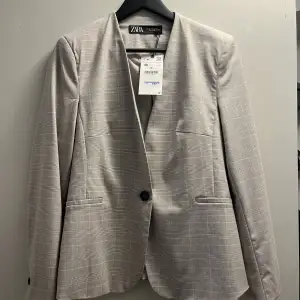 Oanvänd kostym från Zara, grå med rosa ränder. Stl 38 i byxorna och 40 i kavajen. Säljes tillsammans för 500kr, kan även sälja separat