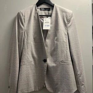 Kostym Zara - Oanvänd kostym från Zara, grå med rosa ränder. Stl 38 i byxorna och 40 i kavajen. Säljes tillsammans för 500kr, kan även sälja separat