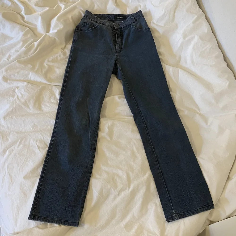 Säljer mina superfina jeans i en blågrå färg🤍 Köpta secondhand och använda sparsamt! Går bra att klicka på köp nu. Jeans & Byxor.