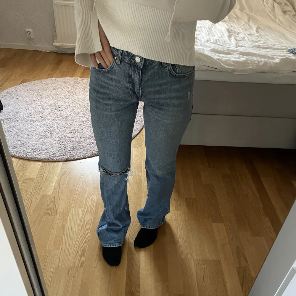 Jag säljer dessa populära jeans från Gina då jag köpt de i fel storlek, köpta nu i somras så de är sparsamt använda, kvaliten är väldigt bra!. Jeans & Byxor.
