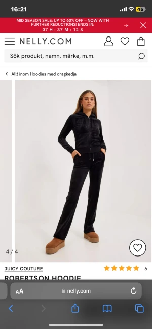 Juciy sett - säljer mitt svarta juciy sett då det inte kommer till användning längre🤍 säljer hela settet för 1250kr då jag köpte byxorna för 1000kr och koftan för 1200kr. Båda plaggen är i väldigt bra skick och har inte används många gånger. Koftan:strlk M Byxorna: S