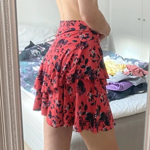 Kjol - Så fin och somrig kjol som tyvärr blivit för stor. Fina volanger och formar sig fint på kroppen. Sparsamt använd