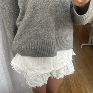 Vit minikjol  - Jättesöt kort vit kjol med fina detaljer. Använd ett fåtal gånger.