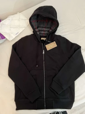 Burberry kofta hoodie ÄKTA - ÄKTA burberry zip hoodie. Fick i present.