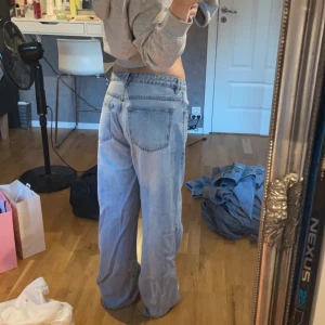 Baggy jeans - Skitsnygga baggy jeans, storlek L, använda 1 gång. om du har fler frågor är det bara att skriva, Köparen står alltid för frakt!❤️‍🔥🫶🏼