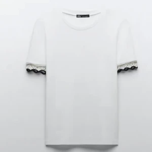 Zara topp - Denna T shirten från Zara  är super fin. Har använts fåtal gånger och är i nyskick, Kan diskutera pris. Storleken är S men passa folk som har xss och xs. 💖Har även en liknande tröja från Zara men som har ett annat mönster på armarna. Finns också att köpa💖